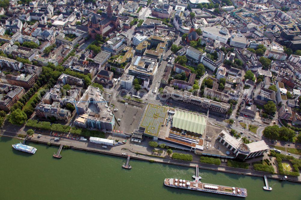 Mainz from the bird's eye view: City center in the downtown area on the banks of river course of the Rhine river on place Fischtorplatz on place Jockel-Fuchs Platz in the district Altstadt in Mainz in the state Rhineland-Palatinate, Germany