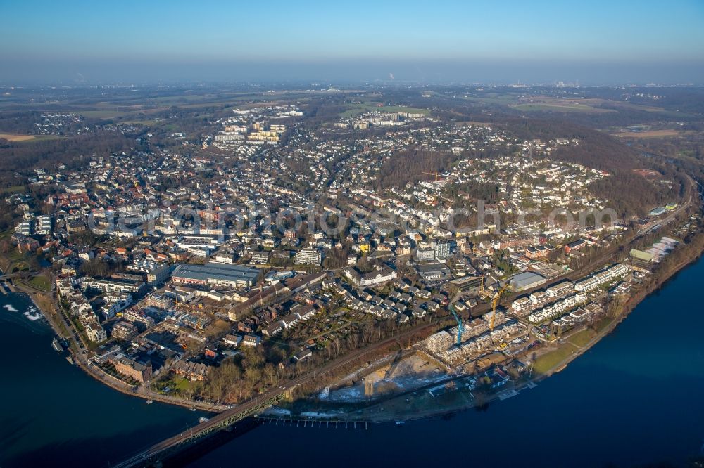 Aerial photograph Kettwig - City center in the downtown area on the banks of river course Ruhr in Kettwig in the state North Rhine-Westphalia