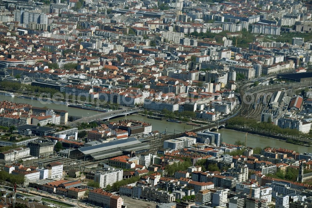 Aerial photograph Lyon - City center in the downtown area on the banks of river course der Saone in Lyon in Auvergne Rhone-Alpes, France