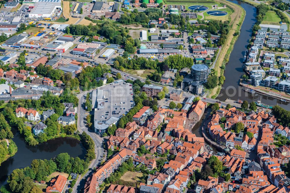 Stade from the bird's eye view: City center in the downtown area on the banks of river course Schwinge - Burggraben in Stade in the state Lower Saxony, Germany