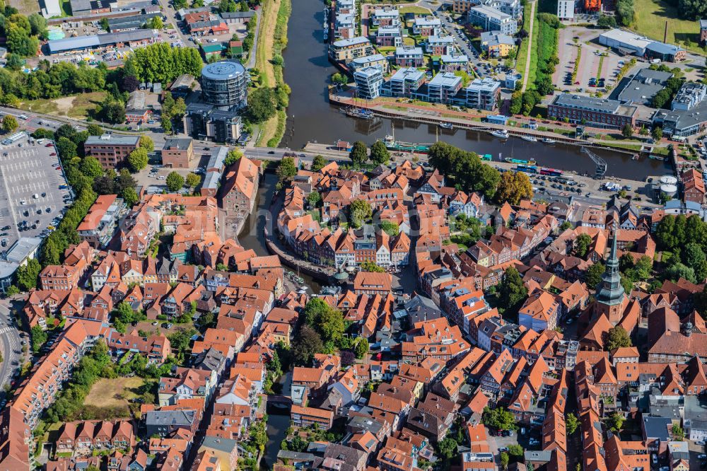 Aerial image Stade - City center in the downtown area on the banks of river course Schwinge - Burggraben in Stade in the state Lower Saxony, Germany