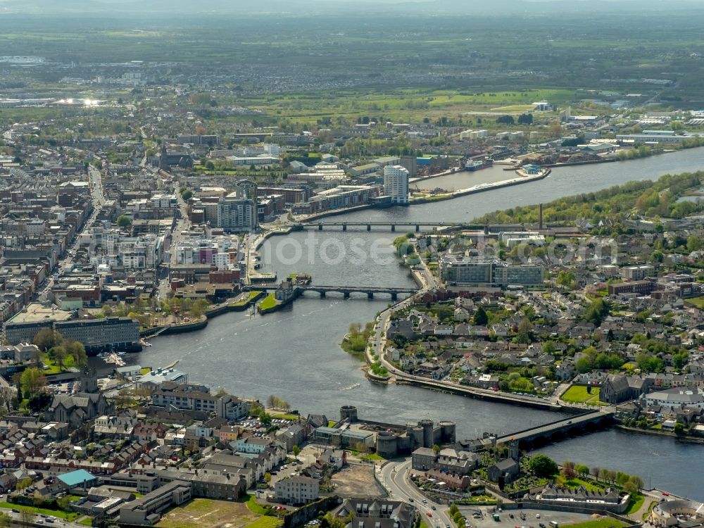 Aerial photograph Limerick - City center in the downtown area on the banks of river course Shannon in Limerick in Limerick, Ireland