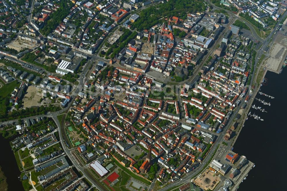 Aerial image Rostock - City center in the downtown area on the banks of river course of Unterwarnow in the district Altstadt in Rostock in the state Mecklenburg - Western Pomerania, Germany