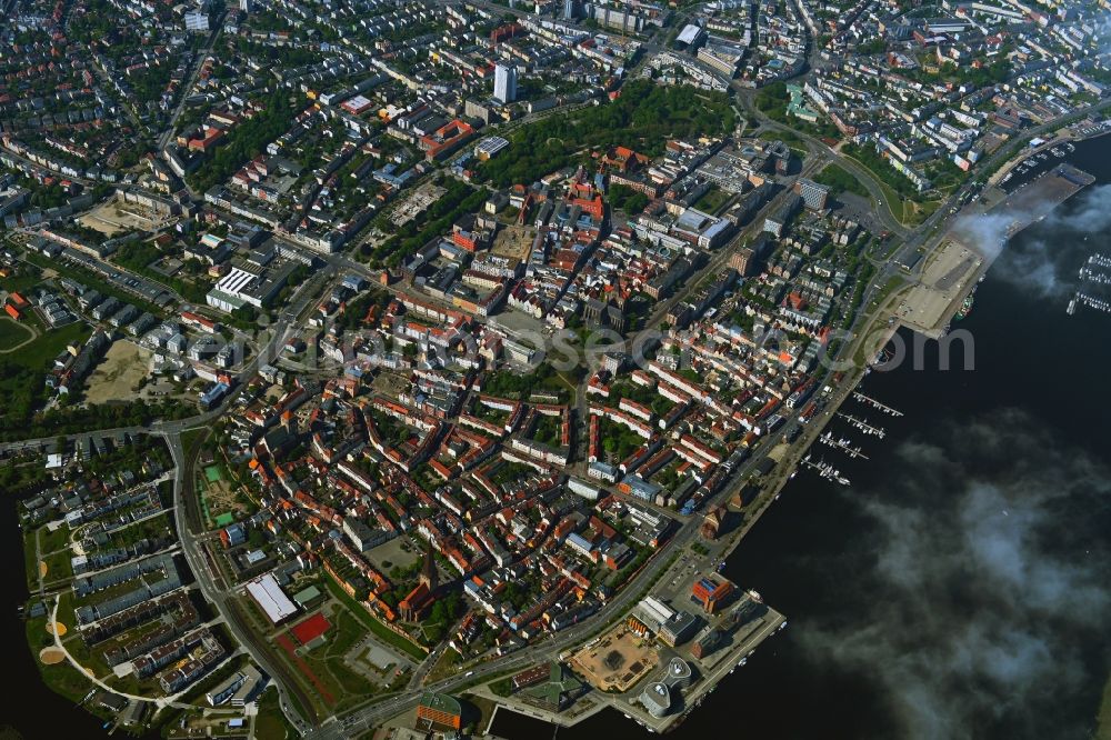 Aerial photograph Rostock - City center in the downtown area on the banks of river course of Unterwarnow in the district Altstadt in Rostock in the state Mecklenburg - Western Pomerania, Germany