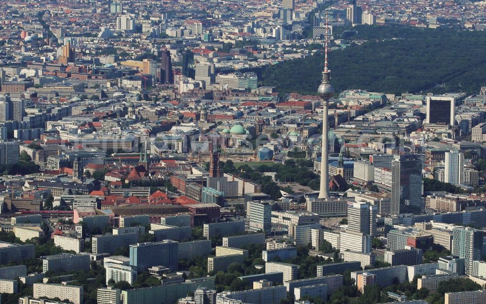 Aerial image Berlin - The city center in the downtown area on landmark ( TV - Tower ) Berliner Fernsehturm in the district Mitte in Berlin