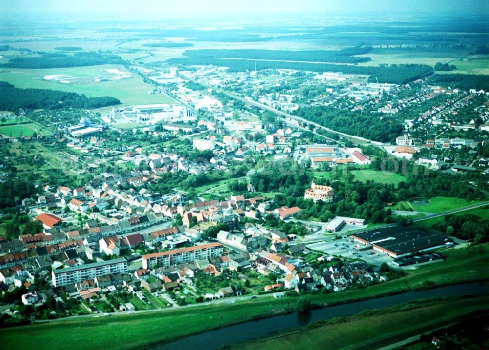 Jessen from the bird's eye view: 07.09.2002 Stadtzentrum von Jessen mit dem rekonstruiertes Schloß in Jessen / Brandenburg.