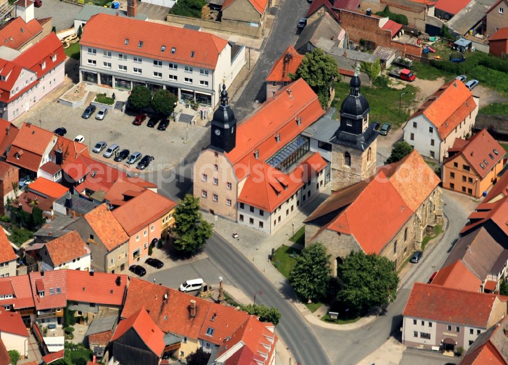 Kindelbrück from the bird's eye view: In the center of Kindelbrueck in Thuringia on the marketplace are the historic town hall and the town church St. Ulrich. The City Council in its present form emerged in the 18th century. Next to it stands the Church of St. Ulrich