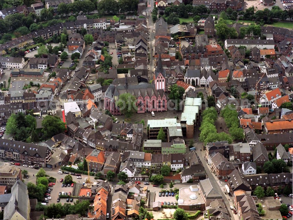 Aerial photograph Kempen - City center on the church building of the priory church in the old town of Kempen in North Rhine-Westphalia