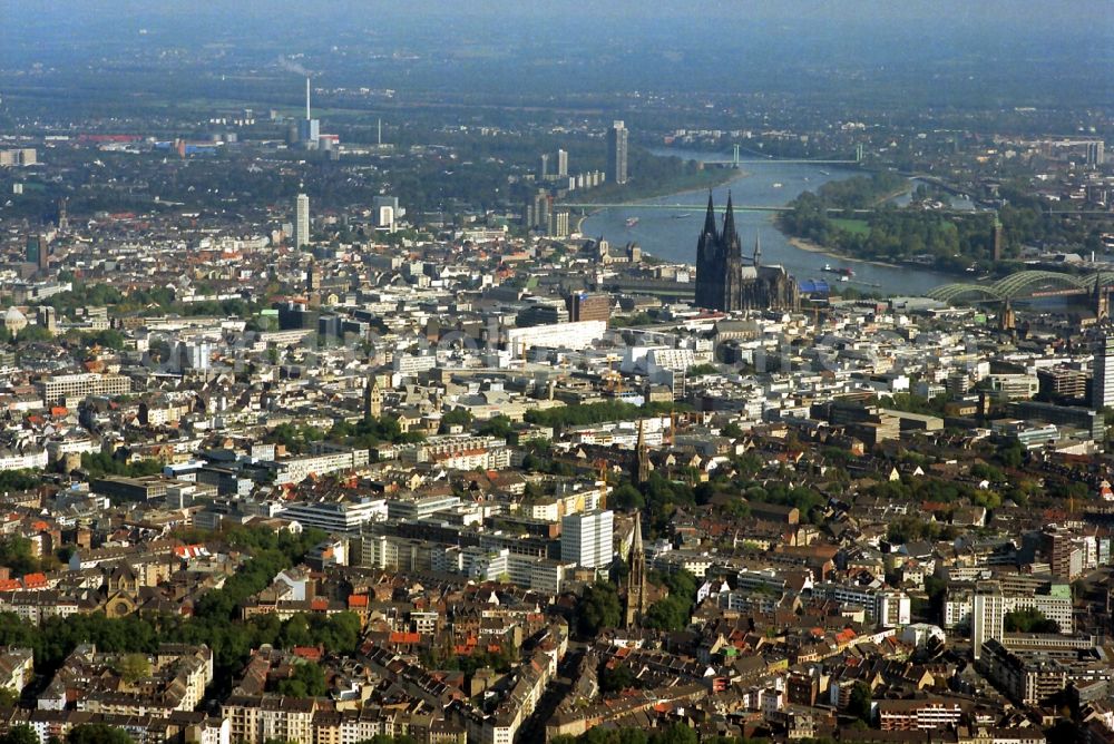 Aerial photograph Köln - View of the city centre of Cologne with the hisitoric city and the Cologne Cathedral on the bank of the Rhine in the state North Rhine-Westphalia