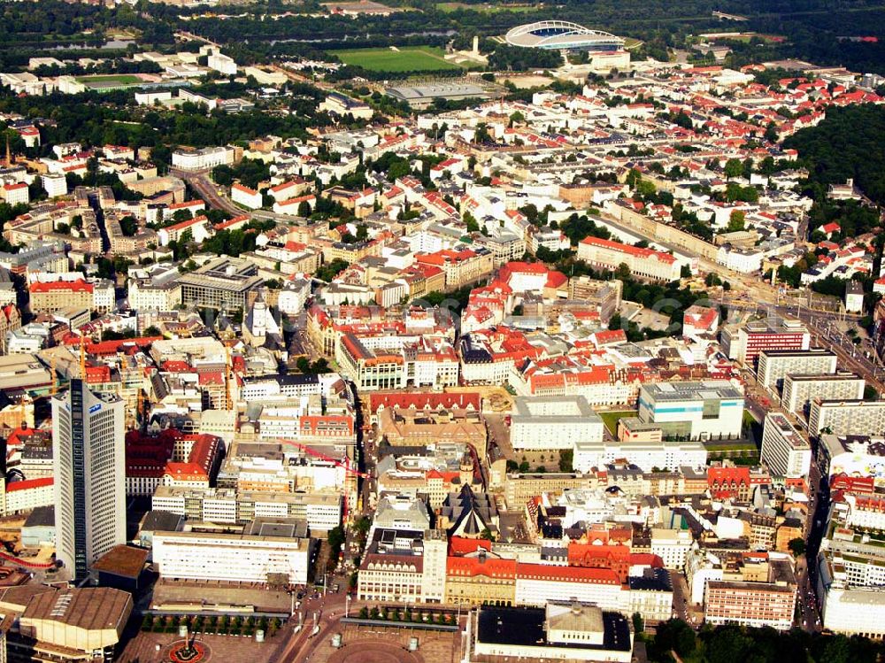 Leipzig from the bird's eye view: 27.08.2005 Leipzig; Leipzig ist die größte Stadt in Sachsen sowie eines der sechs Oberzentren dieses Bundeslandes. Zusammen mit Halle bildet Leipzig den Ballungsraum Leipzig-Halle. Leipzig ist Bestandteil der „Metropolregion Sachsendreieck“. Leipzig liegt im Zentrum der Leipziger Tieflandsbucht, einem Teil der Norddeutschen Tiefebene, und fast im Schwerpunkt der drei benachbarten Landeshauptstädte Dresden, Magdeburg und Erfurt.