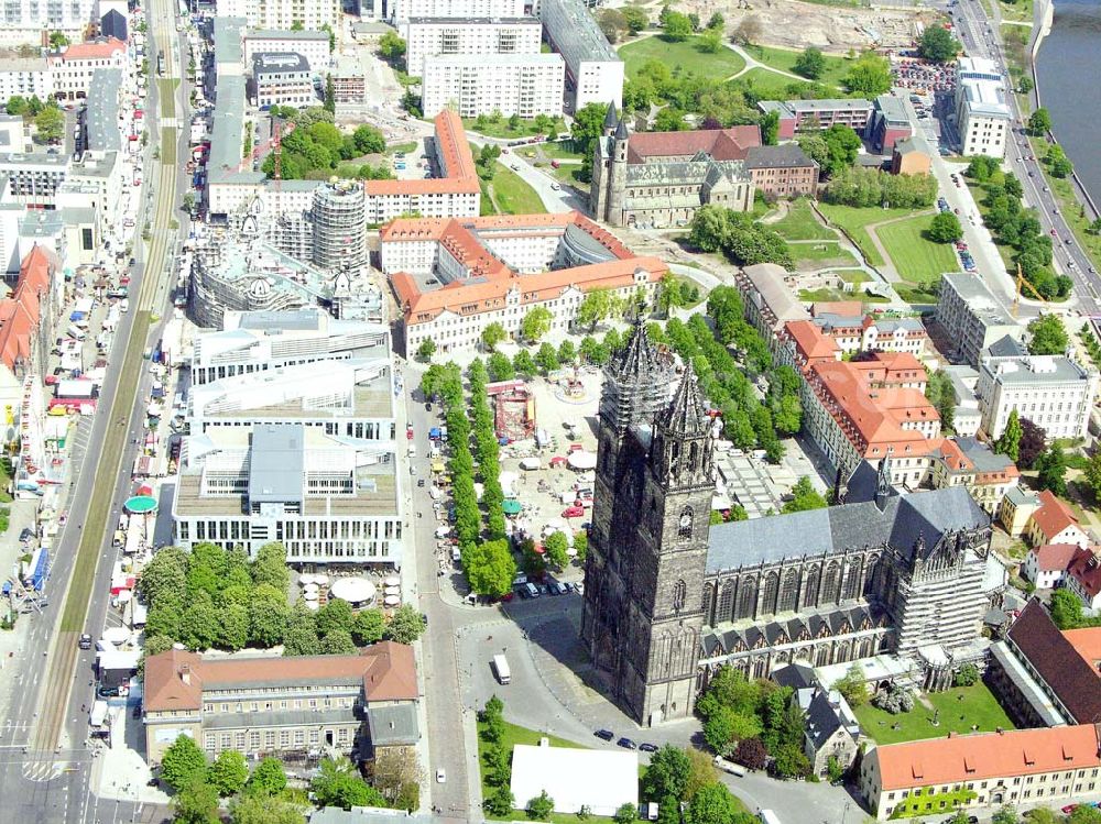 Magdeburg from the bird's eye view: Blick auf das Stadtzentrum von Magdeburg. Gut zu sehen sind der Domplatz mit Dom, das Hundertwasserhaus Die grüne Zitadelle.