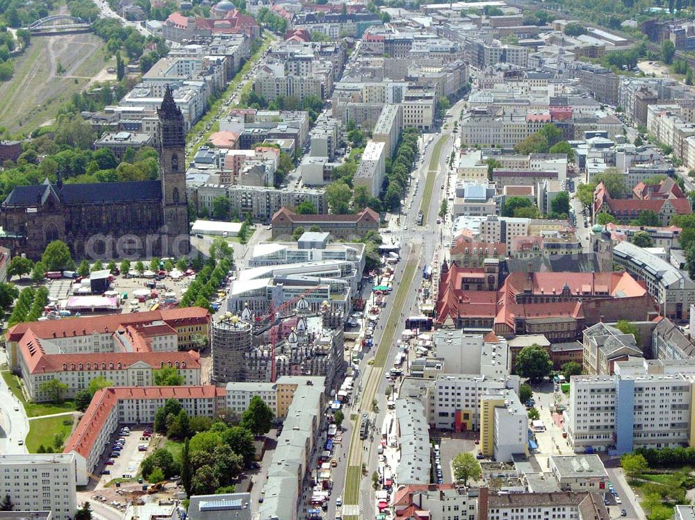 Aerial photograph Magdeburg - Blick auf das Stadtzentrum von Magdeburg. Gut zu sehen sind der Domplatz mit Dom, das Hundertwasserhaus Die grüne Zitadelle.