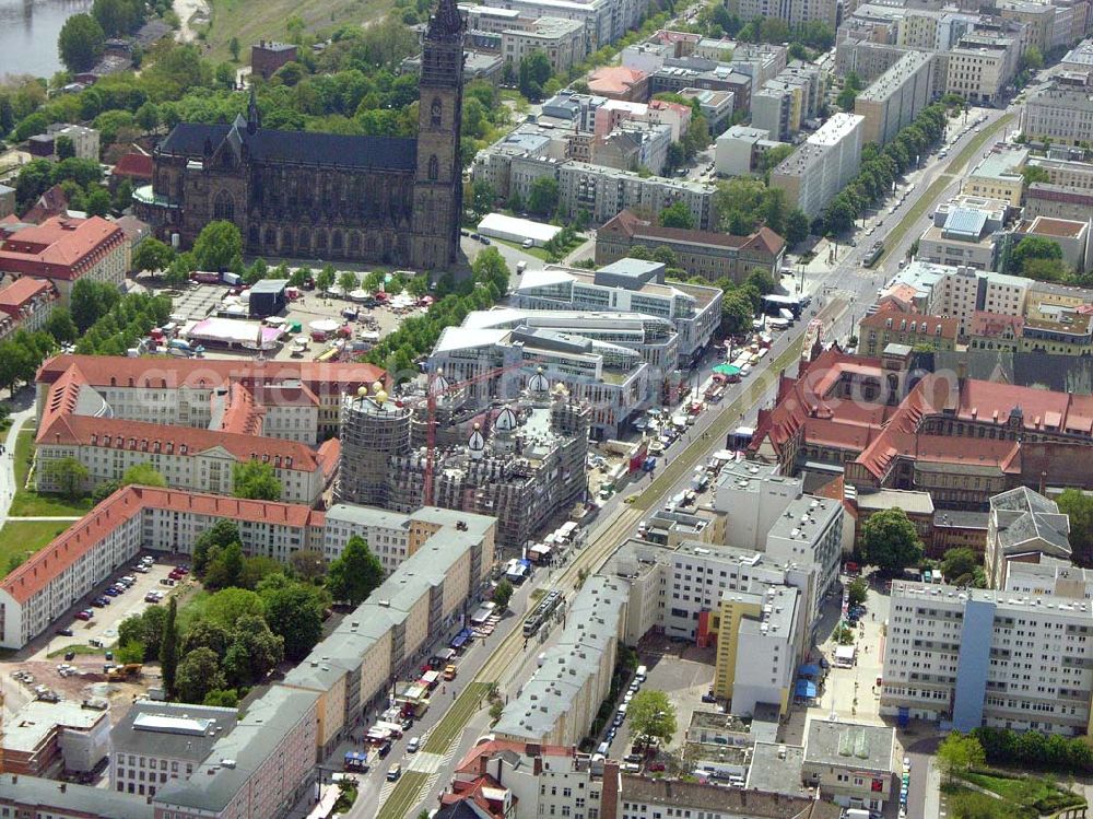 Magdeburg from above - Blick auf das Stadtzentrum von Magdeburg. Gut zu sehen sind der Domplatz mit Dom, das Hundertwasserhaus Die grüne Zitadelle.