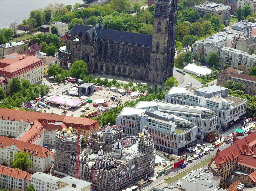 Magdeburg from the bird's eye view: Blick auf das Stadtzentrum von Magdeburg. Gut zu sehen sind der Domplatz mit Dom,dem Bürogebäude der Nord-LB, das Hundertwasserhaus Die grüne Zitadelle. NUTZUNG für nichtjournalistische Zwecke nur nach Absprache mit der Hundertwasserstiftung !