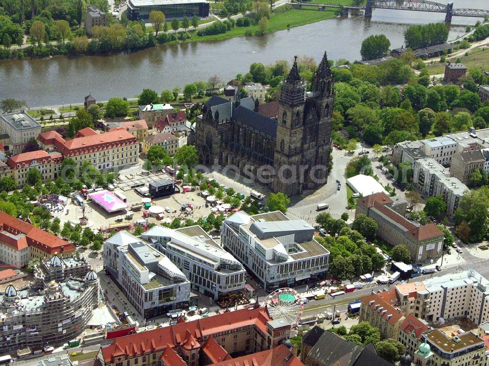 Aerial photograph Magdeburg - Blick auf das Stadtzentrum von Magdeburg. Gut zu sehen sind der Domplatz mit Dom,dem Bürogebäude der Nord-LB, das Hundertwasserhaus Die grüne Zitadelle.