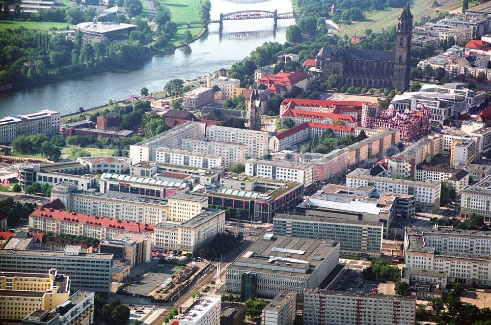 Magdeburg(Sachsen-Anhalt) from the bird's eye view: Blick auf das Stadtzentrum von Magdeburg. Gut zu sehen sind der Domplatz mit Dom, das Hundertwasserhaus Die grüne Zitadelle.