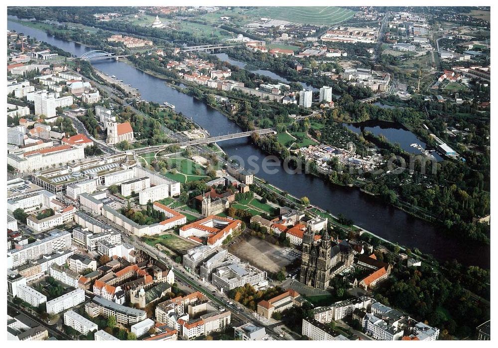 Aerial image Magdeburg - Stadtzentrum mit dem Magdeburger Dom mit Marktplatz und dem Sitz der Landesregierung von Sachsen - Anhalt..