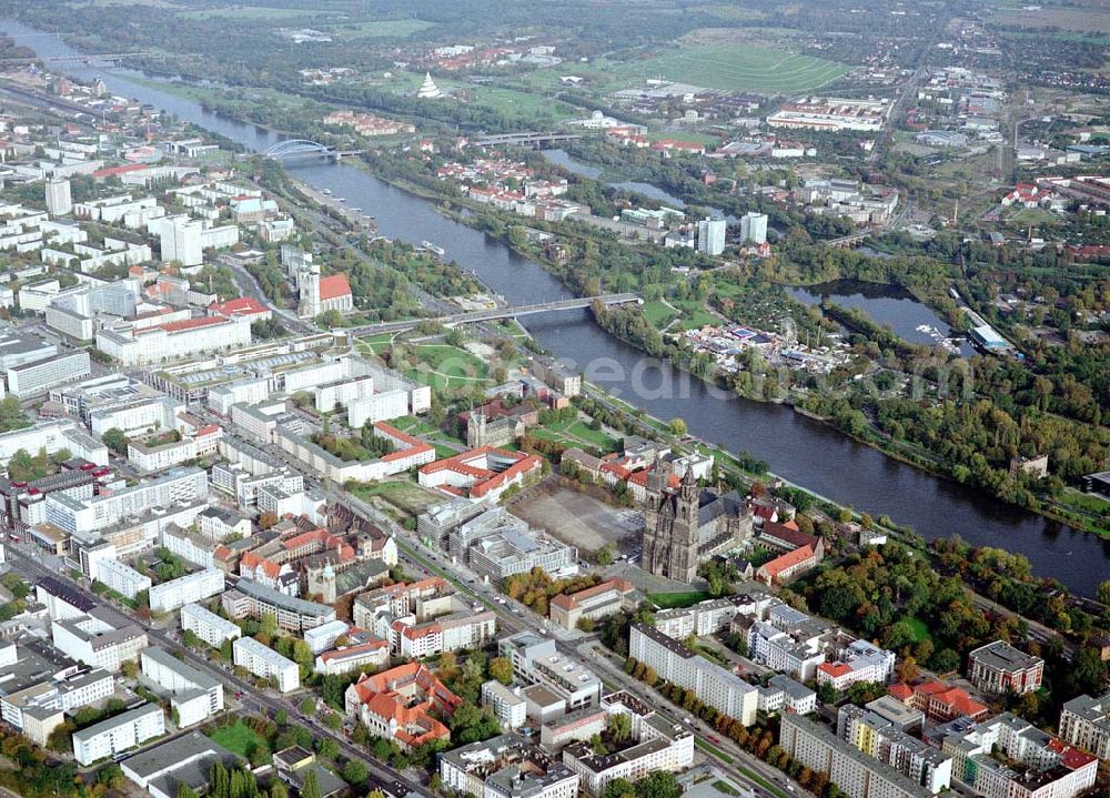 Aerial photograph Magdeburg - Stadtzentrum mit dem Magdeburger Dom mit Marktplatz und dem Sitz der Landesregierung von Sachsen - Anhalt..