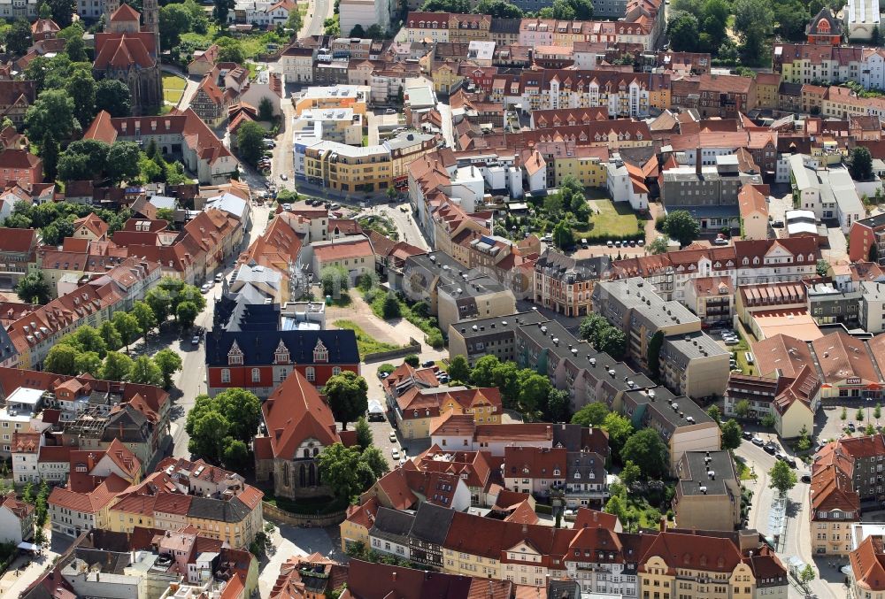 Aerial photograph Arnstadt - In the market of Arnstadt in Thuringia are some of the sights of the city. The Lutheran Church Bach, which is also called New Church, was built in the Baroque style. The famous organist and composer Johann Sebastian Bach worked in this church as a church musician. As another representative building the Renaissance Town Hall adorns the square of Arnstadt. In the background the Church of Our Lady is seen. This important building was built in the time of transition from Romanesque to Gothic