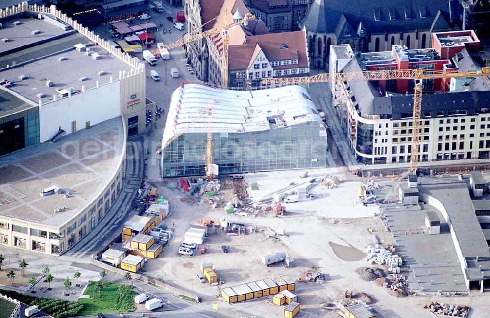 Aerial photograph Chemnitz/ Sachsen - Stadtzentrum mit dem Markt, Opernhaus und der Kirche in der Chemnitzer Altstadt. Mit im Bild die Einkaufsgalerie Roter Turm der Sachsenbau Beteiligungsgesellschaft mbH & Co KG. Datum: 24.05.03