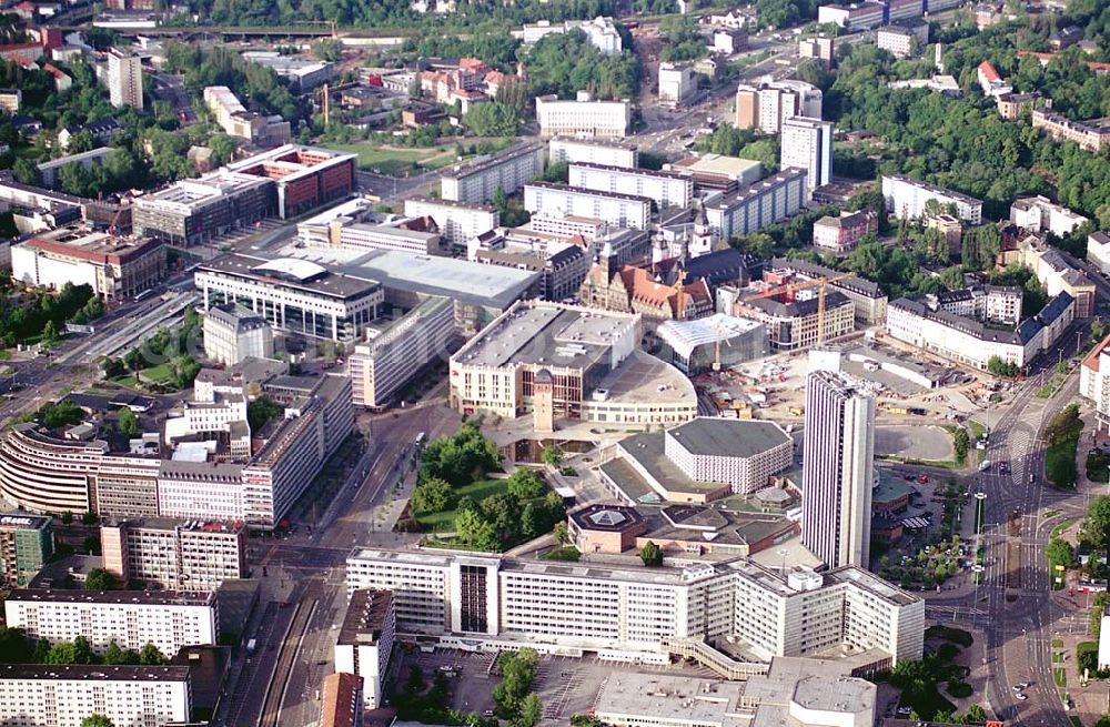 Chemnitz/ Sachsen from above - Stadtzentrum mit dem Markt, Opernhaus und der Kirche in der Chemnitzer Altstadt. Mit im Bild die Einkaufsgalerie Roter Turm der Sachsenbau Beteiligungsgesellschaft mbH & Co KG. Datum: 24.05.03