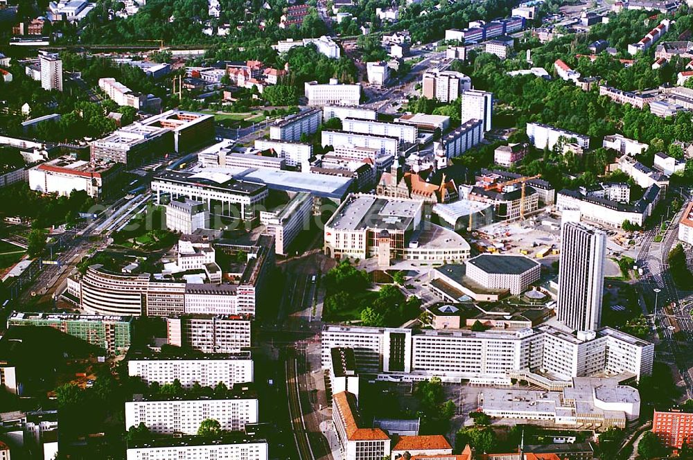 Chemnitz/ Sachsen from the bird's eye view: Stadtzentrum mit dem Markt, Opernhaus und der Kirche in der Chemnitzer Altstadt. Mit im Bild die Einkaufsgalerie Roter Turm der Sachsenbau Beteiligungsgesellschaft mbH & Co KG. Datum: 24.05.03