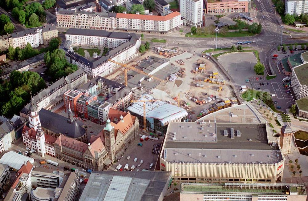 Chemnitz/ Sachsen from the bird's eye view: Stadtzentrum mit dem Markt, Opernhaus und der Kirche in der Chemnitzer Altstadt. Mit im Bild die Einkaufsgalerie Roter Turm der Sachsenbau Beteiligungsgesellschaft mbH & Co KG. Datum: 24.05.03