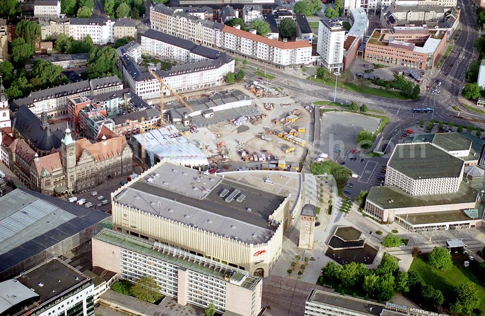 Aerial image Chemnitz/ Sachsen - Stadtzentrum mit dem Markt, Opernhaus und der Kirche in der Chemnitzer Altstadt. Mit im Bild die Einkaufsgalerie Roter Turm der Sachsenbau Beteiligungsgesellschaft mbH & Co KG. Datum: 24.05.03