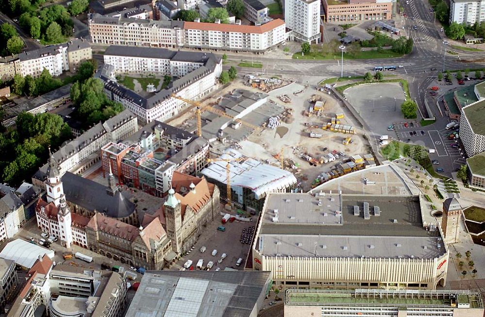 Aerial photograph Chemnitz/ Sachsen - Stadtzentrum mit dem Markt, Opernhaus und der Kirche in der Chemnitzer Altstadt. Mit im Bild die Einkaufsgalerie Roter Turm der Sachsenbau Beteiligungsgesellschaft mbH & Co KG. Datum: 24.05.03