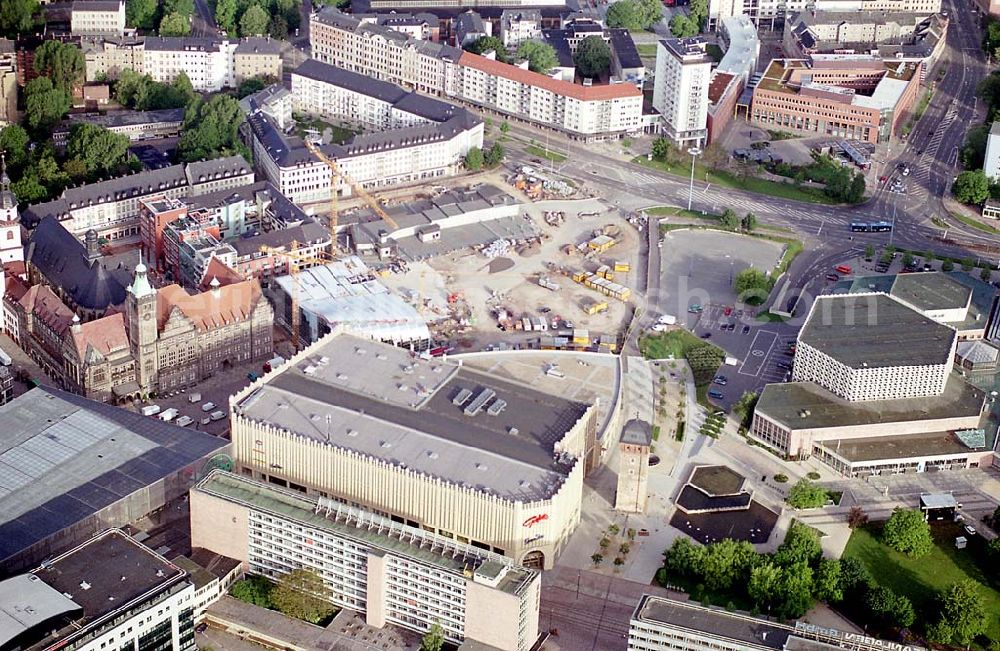 Chemnitz/ Sachsen from above - Stadtzentrum mit dem Markt, Opernhaus und der Kirche in der Chemnitzer Altstadt. Mit im Bild die Einkaufsgalerie Roter Turm der Sachsenbau Beteiligungsgesellschaft mbH & Co KG. Datum: 24.05.03