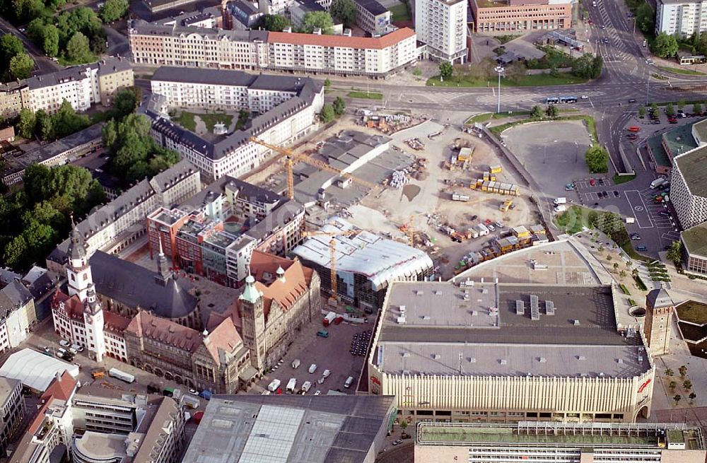 Chemnitz/ Sachsen from the bird's eye view: Stadtzentrum mit dem Markt, Opernhaus und der Kirche in der Chemnitzer Altstadt. Mit im Bild die Einkaufsgalerie Roter Turm der Sachsenbau Beteiligungsgesellschaft mbH & Co KG. Datum: 24.05.03