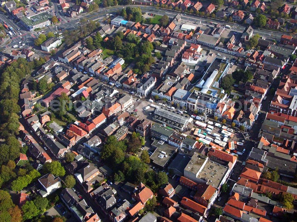 Aurich from above - 18.10.2005 Aurich; Nachdem Aurich zeitweise Regierungssitz war, ist die Stadt heute immer noch Kreisstadt des Landkreises Aurich. Die Lage in Ostfriesland und die damit verbundene wirtschaftliche Entwicklung haben die Stadt zu einem Mittelzentrum für die ganze Ostfriesische Region gemacht.