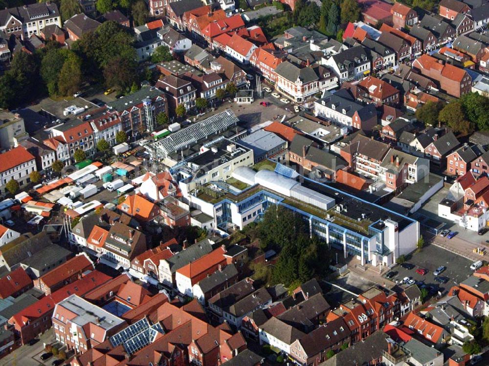 Aurich from the bird's eye view: 18.10.2005 Aurich; Nachdem Aurich zeitweise Regierungssitz war, ist die Stadt heute immer noch Kreisstadt des Landkreises Aurich. Die Lage in Ostfriesland und die damit verbundene wirtschaftliche Entwicklung haben die Stadt zu einem Mittelzentrum für die ganze Ostfriesische Region gemacht.