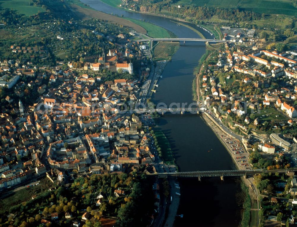 Aerial image Meißen - Blick auf das von der Elbe durchschnittene Meißen. Links die Altstadt mit der Albrechtsburg und dem Dom. Brücken über die Elbe: Eisenbahnbrücke, die Brücke der Staatsstraße / S 177 und die Neue Elbebrücke Meißen (errichtet 1996-97) der Bundesstraße / B 101.