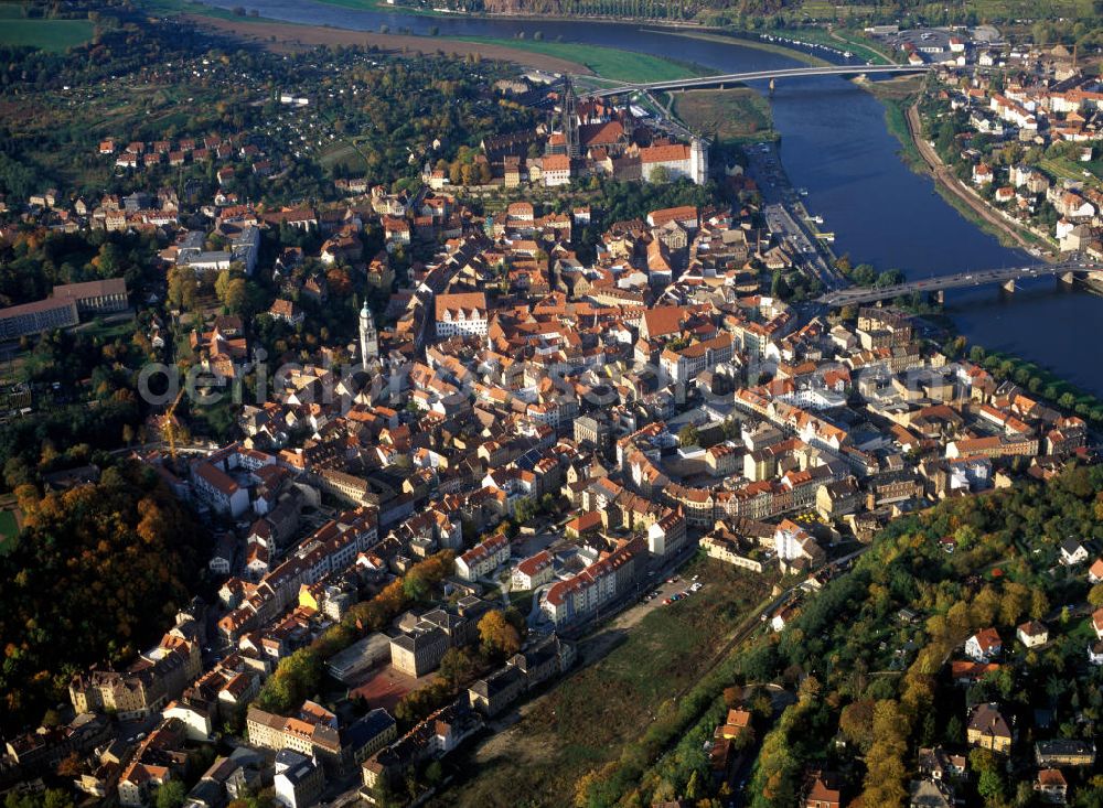 Aerial photograph Meißen - Blick auf das von der Elbe durchschnittene Meißen. Links die Altstadt mit der Albrechtsburg und dem Dom. Brücken über die Elbe: Eisenbahnbrücke, die Brücke der Staatsstraße / S 177 und die Neue Elbebrücke Meißen (errichtet 1996-97) der Bundesstraße / B 101.