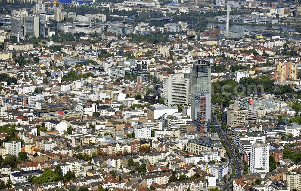 Offenbach from above - Das Stadtzentrum von Offenbach mit dem 120 m hohen City Tower. The center of Offenbach with the 120-meter City Tower.