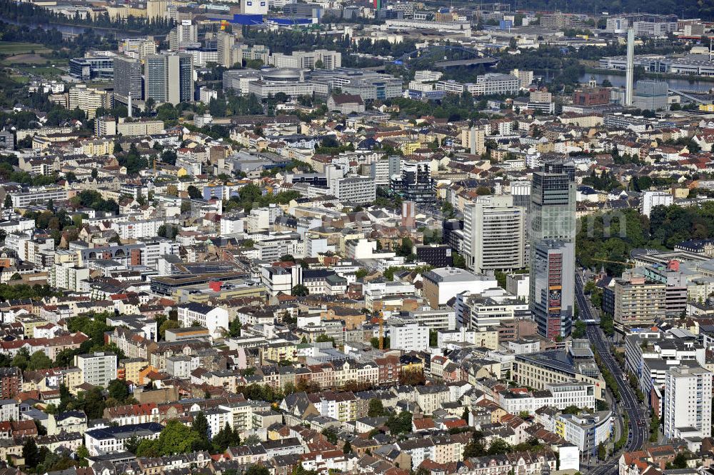 Offenbach from the bird's eye view: Das Stadtzentrum von Offenbach mit dem 120 m hohen City Tower. The center of Offenbach with the 120-meter City Tower.