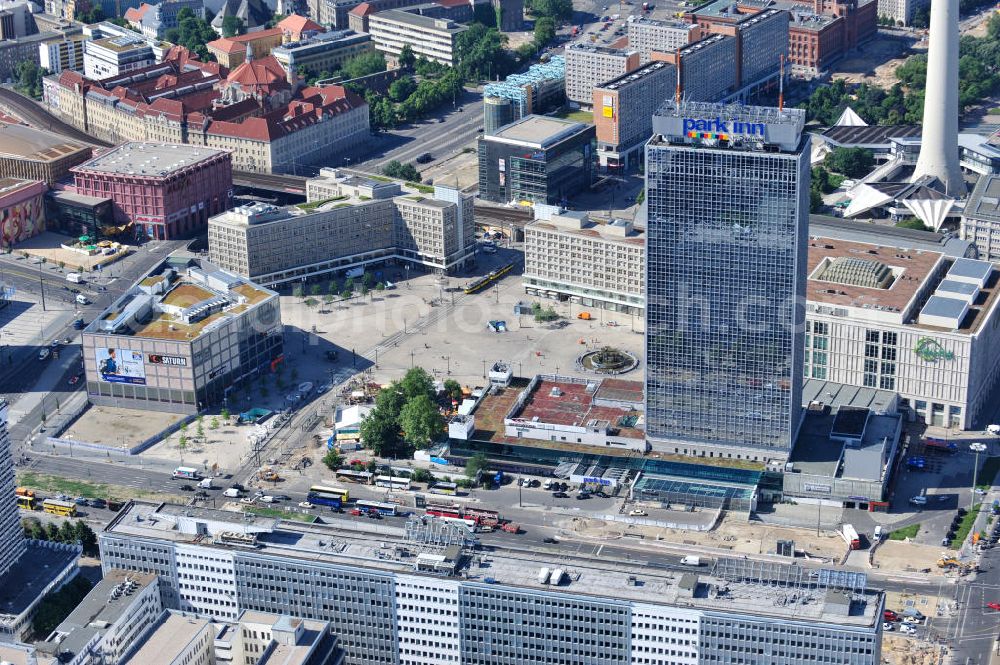 Berlin Mitte from the bird's eye view: Sicht auf den Alexanderplatz mit dem Kaufhäusern Galeria Kaufhof und Alexa und dem Park Inn Hotel im Stadtzentrum Ost. View of the Alexanderplatz square and Galeria Kaufhof department stores and Alexa and the Park Inn hotel in the city center east.