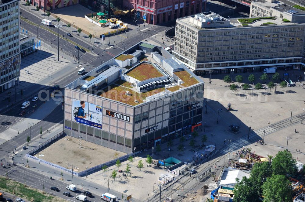 Aerial image Berlin Mitte - Sicht auf den Alexanderplatz mit dem Kaufhäusern Galeria Kaufhof und Alexa und dem Park Inn Hotel im Stadtzentrum Ost. View of the Alexanderplatz square and Galeria Kaufhof department stores and Alexa and the Park Inn hotel in the city center east.