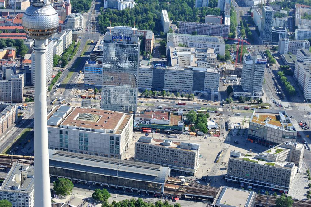 Aerial photograph Berlin Mitte - Sicht auf den Alexanderplatz mit dem Kaufhäusern Galeria Kaufhof und Alexa und dem Park Inn Hotel im Stadtzentrum Ost. View of the Alexanderplatz square and Galeria Kaufhof department stores and Alexa and the Park Inn hotel in the city center east.