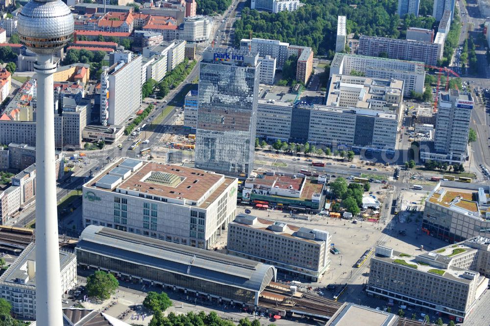 Berlin Mitte from above - Sicht auf den Alexanderplatz mit dem Kaufhäusern Galeria Kaufhof und Alexa und dem Park Inn Hotel im Stadtzentrum Ost. View of the Alexanderplatz square and Galeria Kaufhof department stores and Alexa and the Park Inn hotel in the city center east.