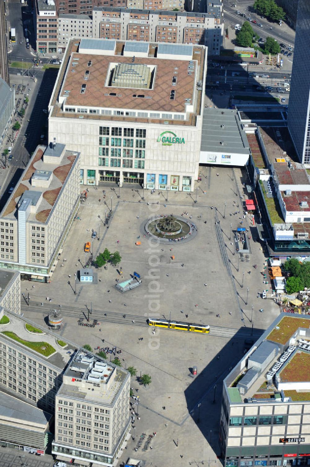 Berlin Mitte from the bird's eye view: Sicht auf den Alexanderplatz mit dem Kaufhäusern Galeria Kaufhof und Alexa und dem Park Inn Hotel im Stadtzentrum Ost. View of the Alexanderplatz square and Galeria Kaufhof department stores and Alexa and the Park Inn hotel in the city center east.