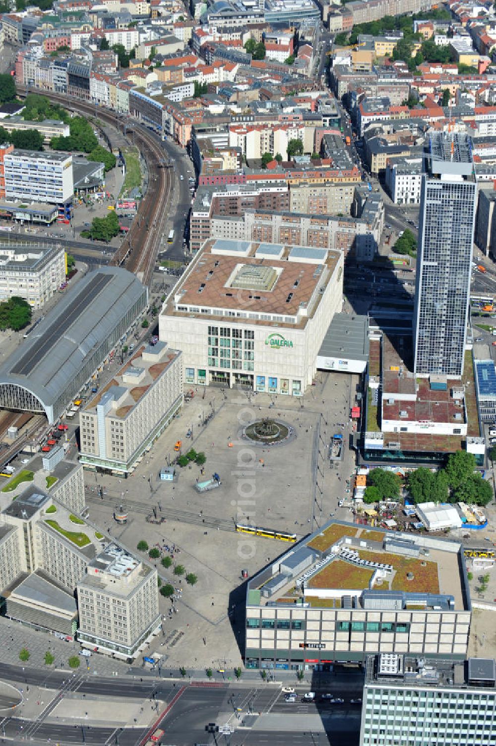 Aerial image Berlin Mitte - Sicht auf den Alexanderplatz mit dem Kaufhäusern Galeria Kaufhof und Alexa und dem Park Inn Hotel im Stadtzentrum Ost. View of the Alexanderplatz square and Galeria Kaufhof department stores and Alexa and the Park Inn hotel in the city center east.