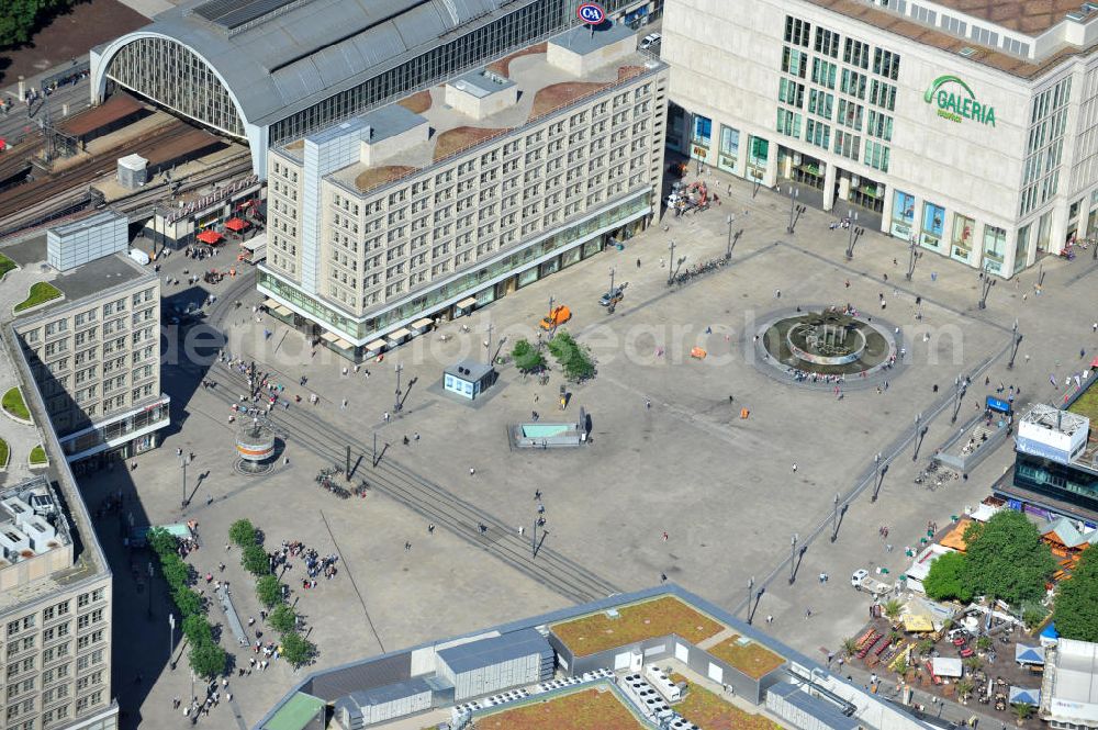 Aerial photograph Berlin Mitte - Sicht auf den Alexanderplatz mit dem Kaufhäusern Galeria Kaufhof und Alexa und dem Park Inn Hotel im Stadtzentrum Ost. View of the Alexanderplatz square and Galeria Kaufhof department stores and Alexa and the Park Inn hotel in the city center east.