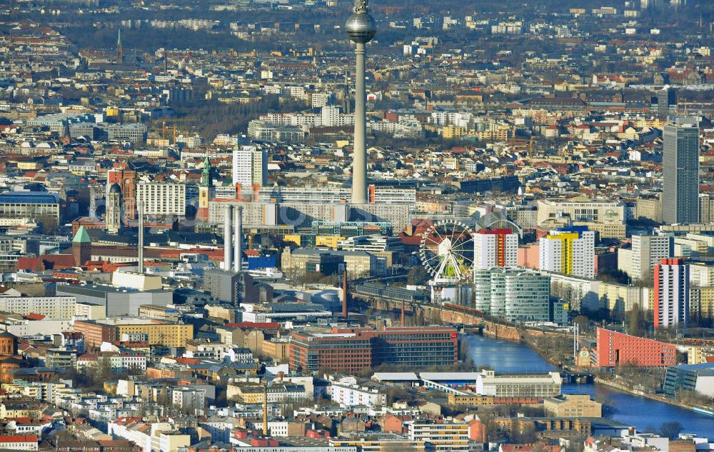 Berlin from the bird's eye view: Stadtansicht auf das Stadtzentrum Ost am Berliner Fernsehturm in Berlin Mitte. City Center East Berlin on TV tower in destrict Mitte.