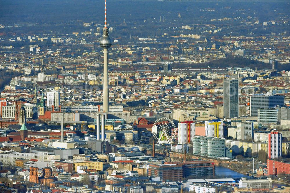 Berlin from the bird's eye view: Stadtansicht auf das Stadtzentrum Ost am Berliner Fernsehturm in Berlin Mitte. City Center East Berlin on TV tower in destrict Mitte.