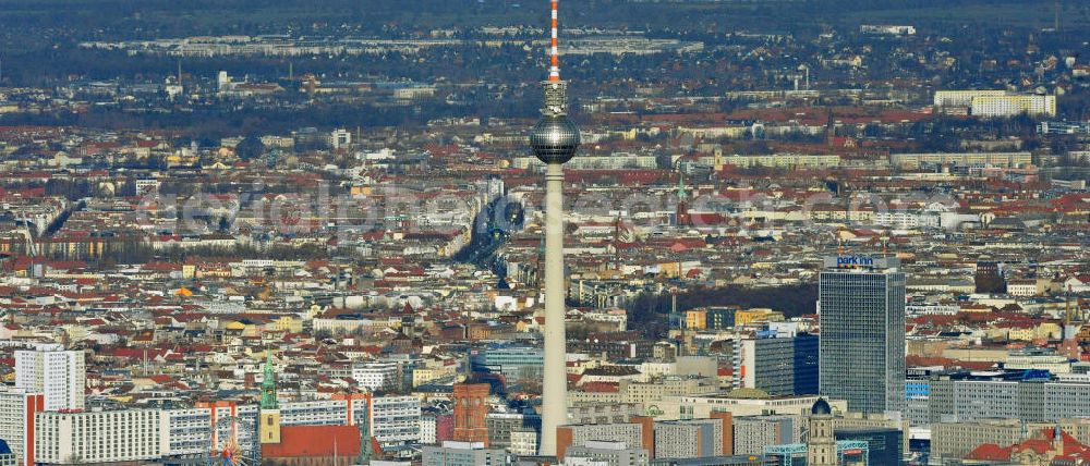 Berlin from the bird's eye view: Stadtansicht auf das Stadtzentrum Ost am Berliner Fernsehturm in Berlin Mitte. City Center East Berlin on TV tower in destrict Mitte.