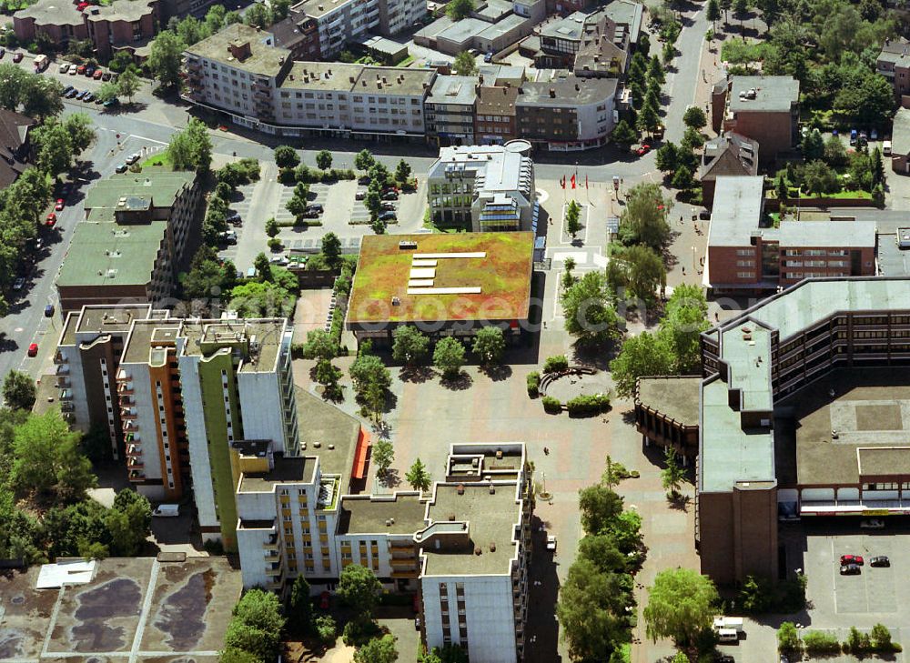 Kamp-Lintfort from above - Stadtzentrum von Kamp-Lintfort. 1950 wurden der Großgemeinde Kamp-Lintfort die Stadtrechte verliehen. Später entstanden die Gebäude der Sparkasse (Bildmitte) und rechts unten das Rathaus. City center at the town hall square in Kamp-Lintfort.