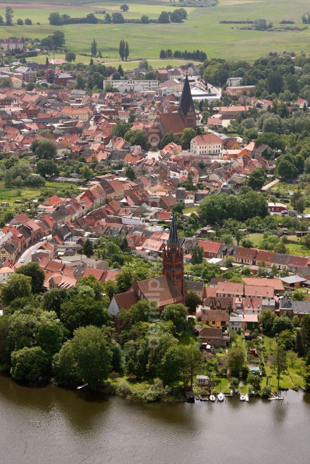 Aerial photograph Röbel/Müritz - City center with church St. Nikolai and St. Mary's Church in alignment with the harbor entrance to the Mueritz in Robel in Mecklenburg - Western Pomerania