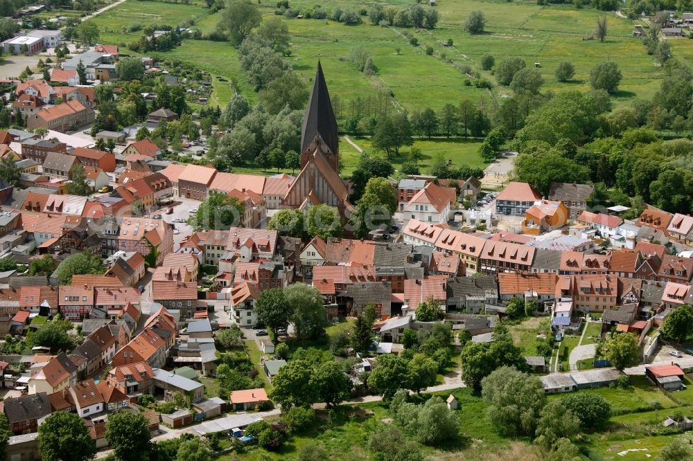 Aerial image Röbel/Müritz - City center with church St. Nikolai and St. Mary's Church in alignment with the harbor entrance to the Mueritz in Robel in Mecklenburg - Western Pomerania